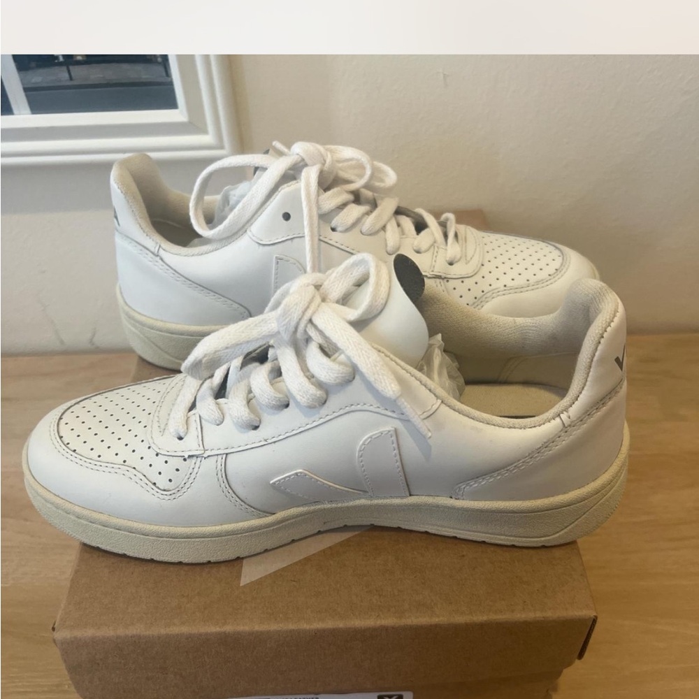 Veja White Leather Low-Top Sneakers - Picture 5 of 6